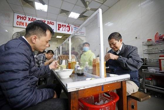 베트남에서 전국적인 이동 제한령이 풀린 지 나흘 뒤인 지난달 27일 수도 하노이의 쌀국수집에서 사람들이 식사를 하고 있다. EPA=연합뉴스