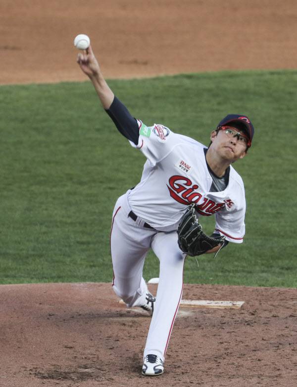 24일 박세웅이 NC와 벌인 연습경기에서 역투하는 모습. 그는 지난 두 시즌의 부진을 씻을 수 있을까. / 연합뉴스