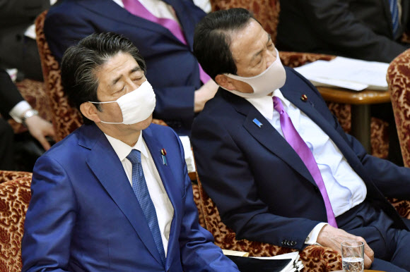 심각한 일본 총리와 부총리 - 아베 신조(왼쪽) 일본 총리와 아소 다로 경제부총리. 2020.4.30 로이터 연합뉴스