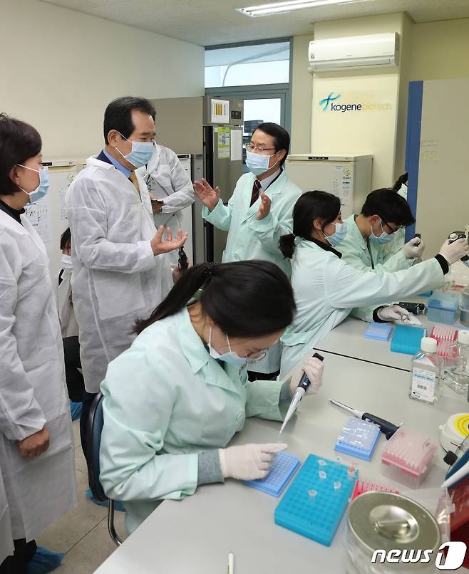 정세균 국무총리가 지난 2월5일 오후 서울 금천구 코젠바이오텍을 찾아 신종 코로나 바이러스 감염증 진단시약 실험을 지켜보고 있다. 2020.2.5/뉴스1 © News1 안은나 기자