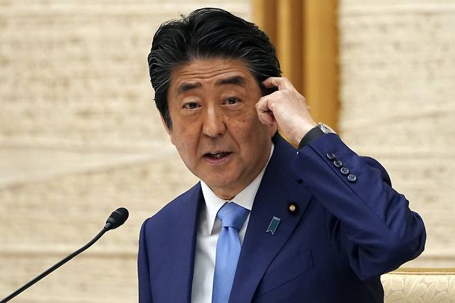 아베 신조 일본 총리가 지난 4일 도쿄 총리공관에서 열린 기자회견에서 기자들의 질문에 답변하고 있다. [AP]
