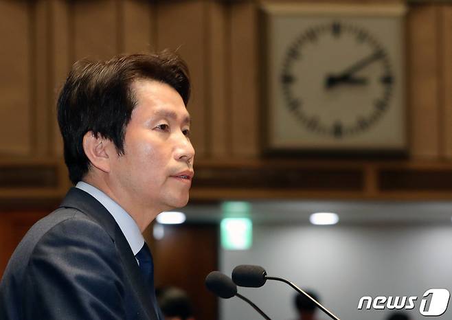 이인영 더불어민주당 원내대표가 18일 서울 여의도 국회에서 열린 의원총회에서 발언하고 있다.더불어민주당은 이날 의총에서 야3+1, 선거법 합의내용에 대한 수용여부에 대한 논의를 할 예정이다. 2019.12.18/뉴스1 © News1 이종덕 기자