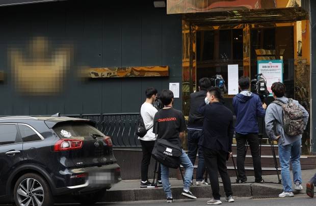 7일 오후 신종코로나 바이러스 감염증(코로나19) 확진자가 다녀간 서울 이태원의 한 클럽 앞에서 기자들이 취재를 하고 있다. /사진=연합뉴스