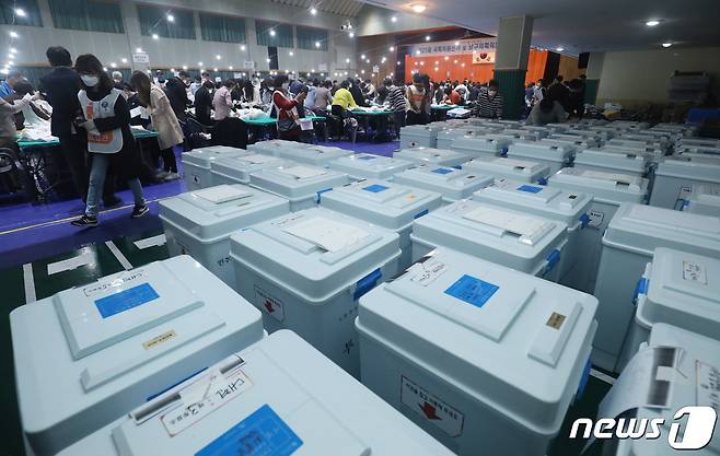 울산시 남구 신일중학교 체육관에서 제21대 국회의원 선거 개표작업이 진행되고 있는 가운데 투표함이 줄지어 놓여 있다. 2020.4.15/뉴스1 © News1 윤일지 기자