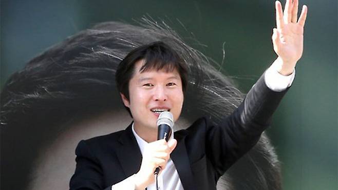 20대 국회의원 총선거 후 당선 사례하는 김해영 의원