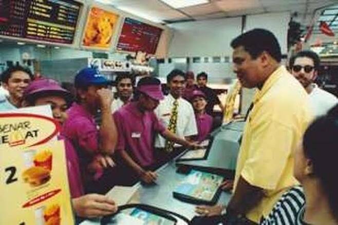 복서 무하마드 알리의 1996년 맥도날드 사리나 쇼핑몰점 방문 사진 [트위터 @kievhwang]