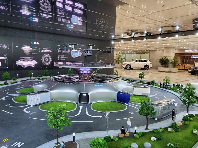 서울 양재동 현대자동차그룹 본사 로비에 설치된 스마트 모빌리티 솔루션 미니어처. PBV들 중 일부가 Hub에 결합돼 있다. ⓒ현대차그룹