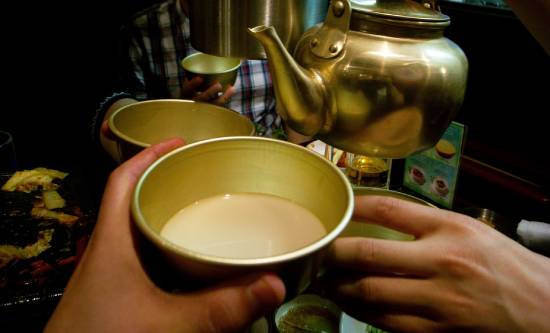 막걸리는 뽀얗고 불투명한 상아색으로, 도수가 낮은 편이다.