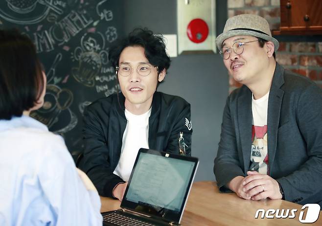 서울 삼청동 카페, 영화 '고양이 집사' 임희섭 감독, 조은성PD(오른쪽) 인터뷰 / 뉴스1 © News1 권현진 기자