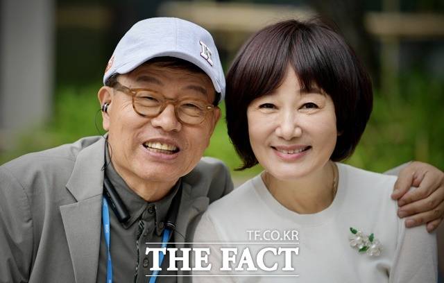 "'싱글벙글쇼'를 할 수 있어서 행복했고, 청취자들께서도 행복하셨다고 생각하며 조금이나마 위안을 받습니다." 강석 김혜영이 '싱글벙글쇼' 마이크를 놓은 뒤 청취자들 사이에서는 긴 여운과 안타까움이 교차하고 있다. /이덕인 기자