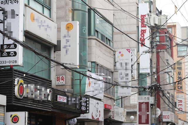 서울 서대문구의 한 상업지구에 유흥시설이 밀집해 있다. 연합뉴스