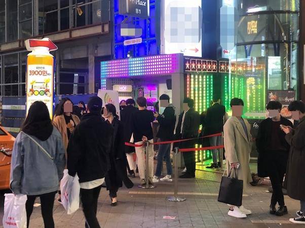 서울 강남역 일대의 한 헌팅포차 앞에 손님들이 입장을 기다리며 줄을 서 있다. 이승엽 기자
