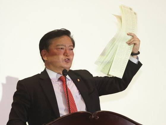 민경욱 미래통합당 의원이 11일 오후 국회 의원회관에서 열린 4.15 총선의혹 진상규명과 국민주권회복 대회에서 투표용지를 들고 발언하고 있다. 임현동 기자