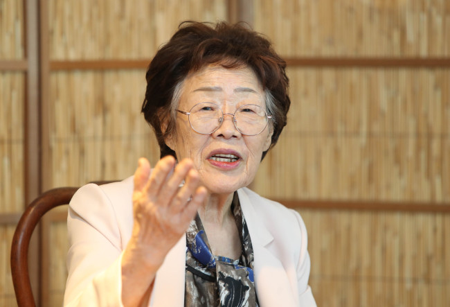 일본군 ‘위안부’ 피해 생존자인 이용수 할머니가 7일 오후 대구시 남구 한 찻집에서 열린 기자회견에서 수요집회와 관련단체를 비판하는 발언을 하고 있다. | 연합뉴스