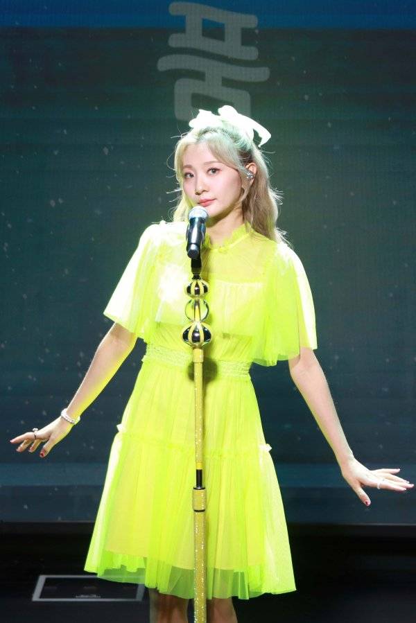 안지영, 형광빛 무대