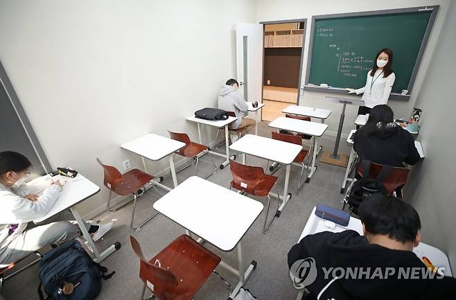 '수강생 안전 위해 떨어져서 수업' 사진은 대구 한 학원 모습 [연합뉴스 자료사진]