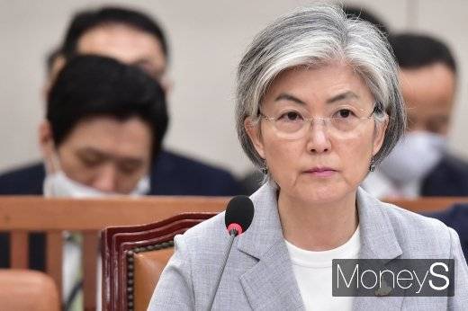 강경화 외교부 장관은 13일(현지시간) 독일 공영방송 도이체벨레에 출연해 이태원발(發) 신종 코로나바이러스 감염증(코로나19) 확진자 사태에 대해 상당한 우려를 표했다. /사진=임한별 기자