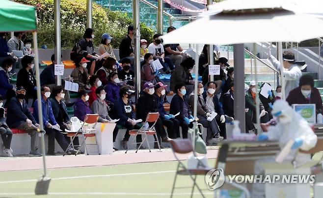 검사자 몰린 인천 선별진료소 (인천=연합뉴스) 윤태현 기자 = 서울 이태원 클럽발 신종 코로나바이러스 감염증(코로나19)이 인천지역에 확산한 가운데 13일 오전 인천시 미추홀구 미추홀구청에 마련된 선별진료소에서 확진자가 머물렀던 교회를 다녀온 주민들이 검체 검사를 기다리고 있다. tomatoyoon@yna.co.kr