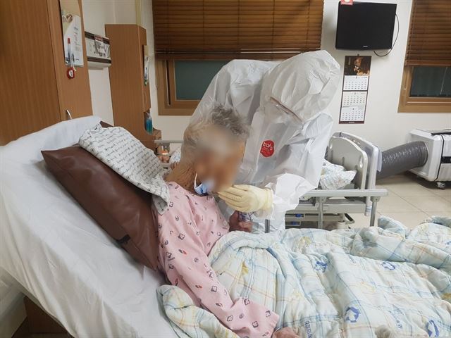 경북도립 포항의료원 의료진이 국내 최고령 확진자 104세 최상분 할머니의 상태를 살펴보고 있다. 포항의료원 제공