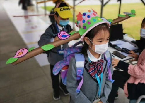 중국의 한 초등학교가 코로나19 확산을 막기 위해 초등학생들에게 제공한 모자