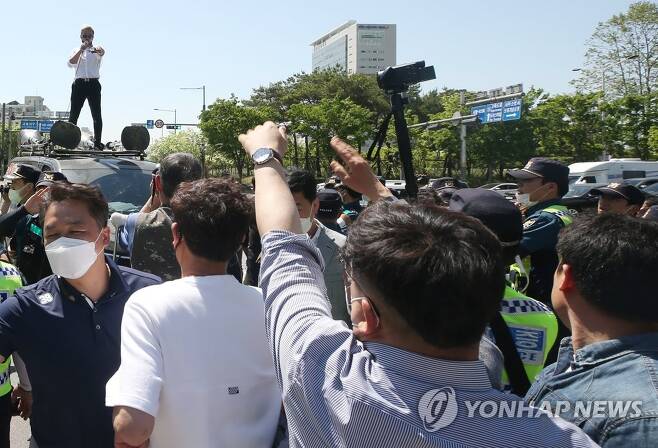 5·18 기념재단 앞에서 기자회견하는 보수 성향 유튜버들 [연합뉴스 자료사진]