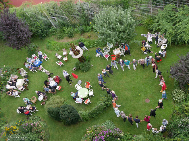 베기넨호프 건립 10주년을 맞이해 지난 2018년 공동정원에서는 여성들이 모인 가운데 축제가 열렸다. Baerbel Maessen 제공