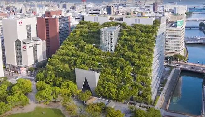 후쿠오카 아크로스빌딩은 계단식 지붕에 나무를 심어 건물에 내리쬐는 햇빛을 차단하고 있다. (사진 출처:www.acros.or.jp)