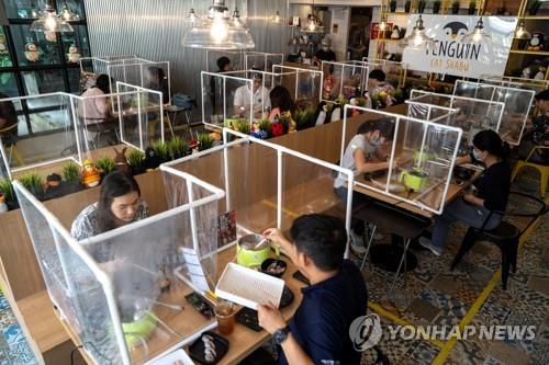 사회적 거리두기를 위한 비닐 가림막이 설치된 방콕의 한 식당 모습. 2020.5.8 [로이터=연합뉴스]