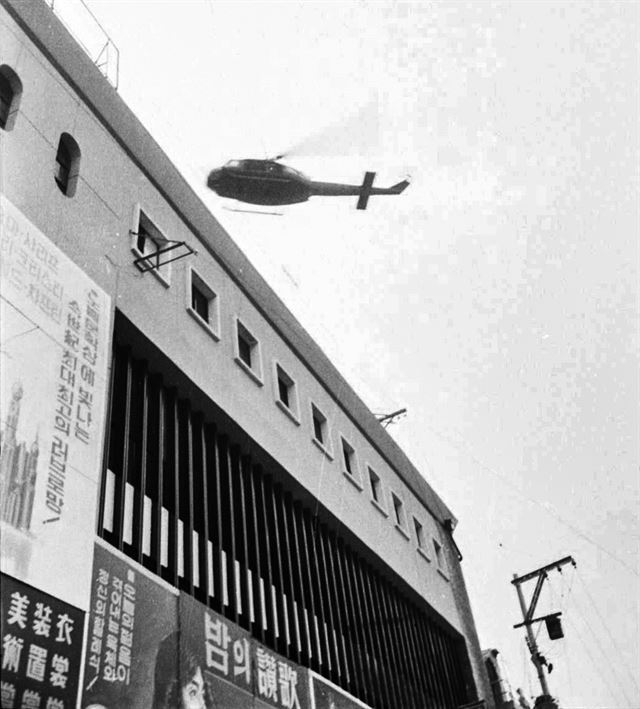 1980년 5월 20일 광주 금남로 주변의 한 극장 건물 상공을 계엄군의 헬기가 날고 있다. 김해운 전 한국일보  기자
