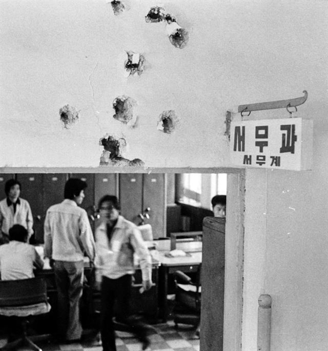 1980년 5월 27일 계엄군이 진압작전을 벌이고 난 직후의 전남도청. 사무실 벽에 교전의 흔적이 뚜렷하게 남아 있다. 한국일보 특별취재팀