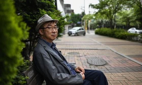 다큐멘터리, 영화 제작사 인디컴을 이끌고 있는 김태영 감독. 17년 전 영화 제작 도중 뇌출혈로 몸 오른쪽이 마비되는 3급 장애를 얻으며 지팡이에 의지하게됐다. 그럼에도