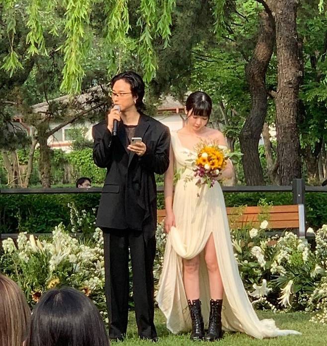 ▲ 밴드 혁오의 기타리스트 임현제(왼족)가 결혼했다. 출처ㅣ임현제 신부 SNS
