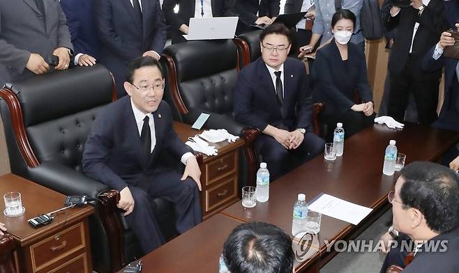 5·18단체와 면담하는 주호영 (광주=연합뉴스) 정회성 기자 = 5·18 민주화운동 40주년을 맞은 18일 광주 북구 운정동 국립 5·18민주묘지 접견실에서 미래통합당 주호영 원내대표가 5·18단체 대표자와 면담하고 있다. 2020.5.18 hs@yna.co.kr