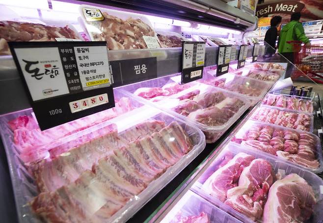 지난 1일 서울의 한 대형마트에 국산 돼지고기가 진열돼있다. 연합뉴스 제공