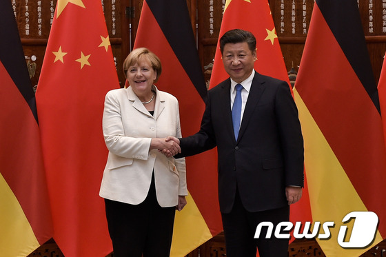 앙겔라 메르켈 독일 총리(좌)와 시진핑 중국 국가주석. © AFP=뉴스1
