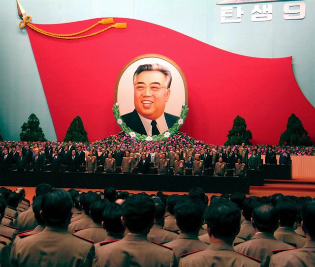 북한이 20004년 4월 김일성(1994년 사망) 주석의 92번째 생일을 기념하는 행사를 하는 모습. AP통신ㆍ연합뉴스