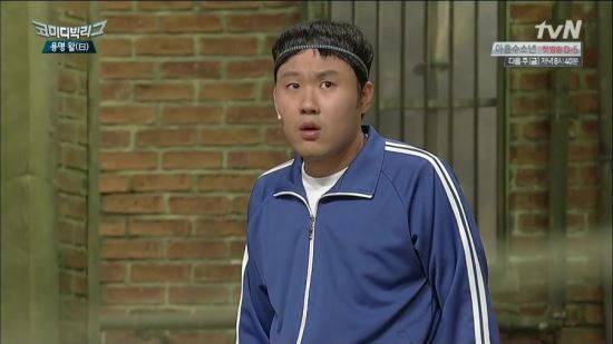 tvN '코미디 빅리그'의 최고참 개그맨 김용명은 "공개 코미디의 위기는 개그맨들의 숙제"라고 말했다.