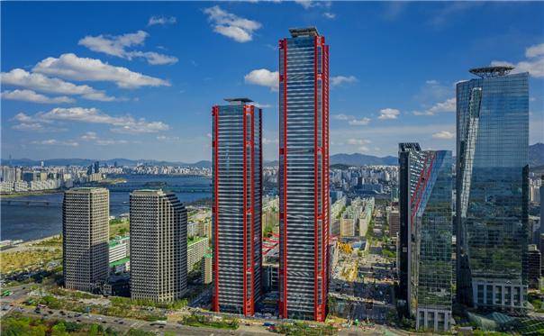 여의도 파크원은 오피스, 백화점, 호텔 등을 갖춘 대형복합문화시설. 지하철 5·9호선 환승역인 여의도역까지 무빙워크가 설치된 지하 연결보도가 직통 연결된다. /사진제공=파크원