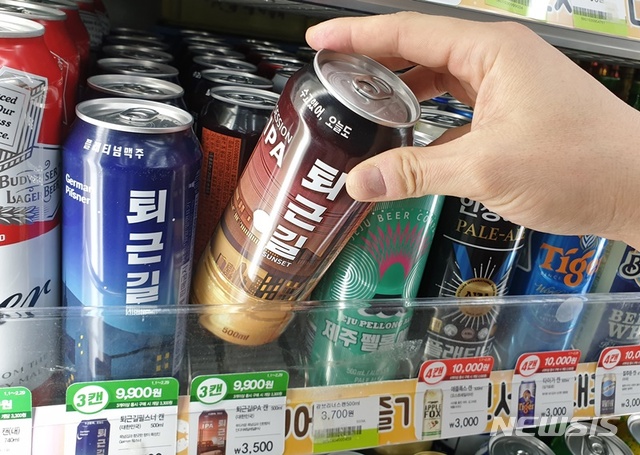 [서울=뉴시스] 한 편의점 매대에 수제 맥주가 진열돼 있다. (사진=뉴시스 DB) 이 사진은 기사 내용과 직접적인 관련 없음