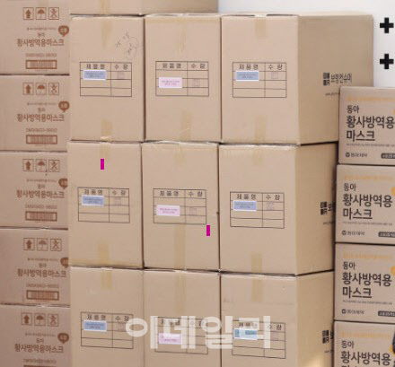 서울 명동의 한 약국에 쌓여있는 마스크 박스(사진=연합뉴스)