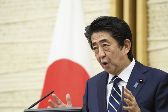 14일 아베 신조 일본 총리가 47개 광역단체 가운데 39개 지역에서 코로나 긴급사태선언을 해제하는 내용의 기자회견을 하고 있다. [AP=연합뉴스]