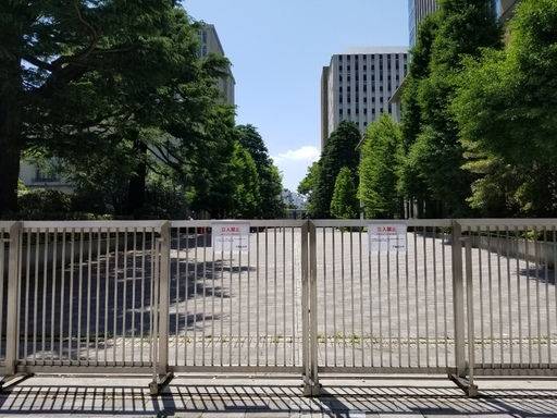 코로나19 사태로 올해 일본의 각급 학교는 입학식을 미루거나 온라인으로 진행한 경우가 적지 않았다. 와세다대의 경우 지난달 1,2일 예정됐던 입학식 일정을 보류하고 교문을 걸어잠갔다. 도쿄=김청중 특파원