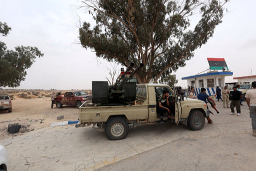 리비아 정부군 소속 테크니컬이 와티야 공군기지 인근에서 경비활동을 하고 있다. 로이터 연합뉴스