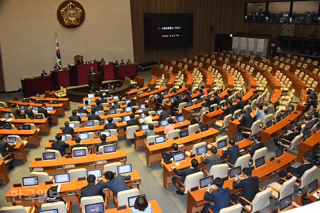 이달 8일 국회 본회의장에서  대한민국 헌법 개정안에 대한 상정에 이어 투표가 진행되고 있다. 오대근 기자