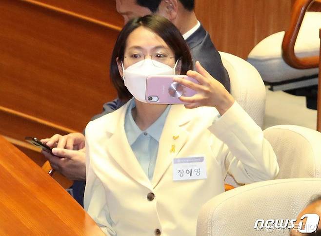 초선의원 연찬회에 참석한 장혜영 당선인이 지난 20일 오후 서울 여의도 국회 본회의장을 방문해 휴대폰으로 본회의장 모습을 영상으로 찍고 있다. /사진=뉴스1