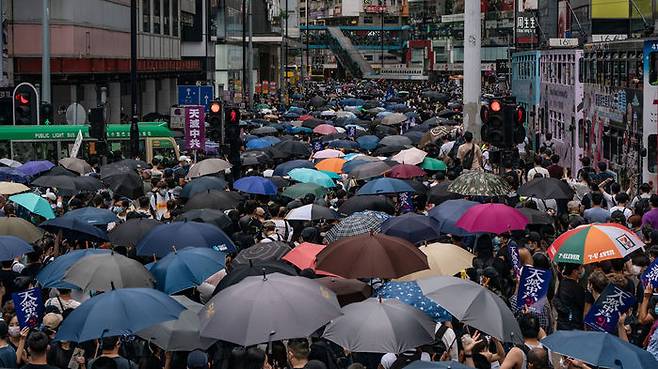 반정부 시위에 참여한 홍콩의 친민주당 시민들