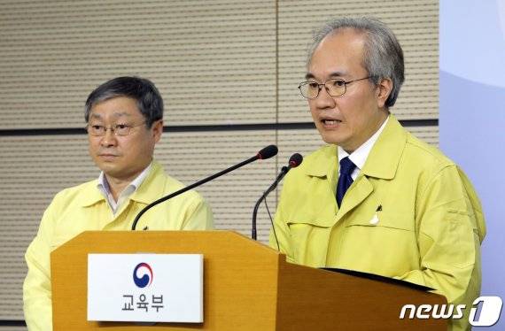 권준욱 중앙방역대책본부 부본부장이 11일 정부세종청사 교육부 브리핑실에서 이태원 클럽 발 신종 코로나바이러스 감염증(코로나19) 확산과 관련한 등교수업 일정 연기 브리핑에서 질의답변을 하고 있다. 2020.5.11/뉴스1 © News1 장수영 기자 /사진=뉴스1
