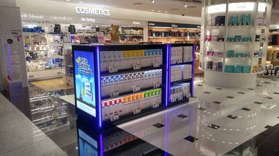 인천국제공항공사가 인천공항 입국장 면세점에서 담배 판매를 개시한다고 12일 밝혔다. 사진은 인천공항 제2여객터미널 입국장 면세점 담배 판매대. 사진 인천국제공항공사