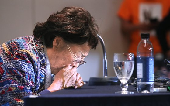 지난 25일 일본군 위안부 피해자인 이용수 할머니가 대구 수성구 인터불고 호텔에서 기자 회견을 열어 입장 발표를 하던 중 기침을 하고 있다. 뉴스1
