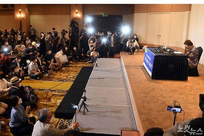 정의연 후원금 유용 의혹을 폭로한 일본군 위안부 피해자 이용수 할머니가 25일 대구 수성구 만촌동 인터불고 호텔에서 2차 기자회견을 열고 있다. (사진=이한형 기자)